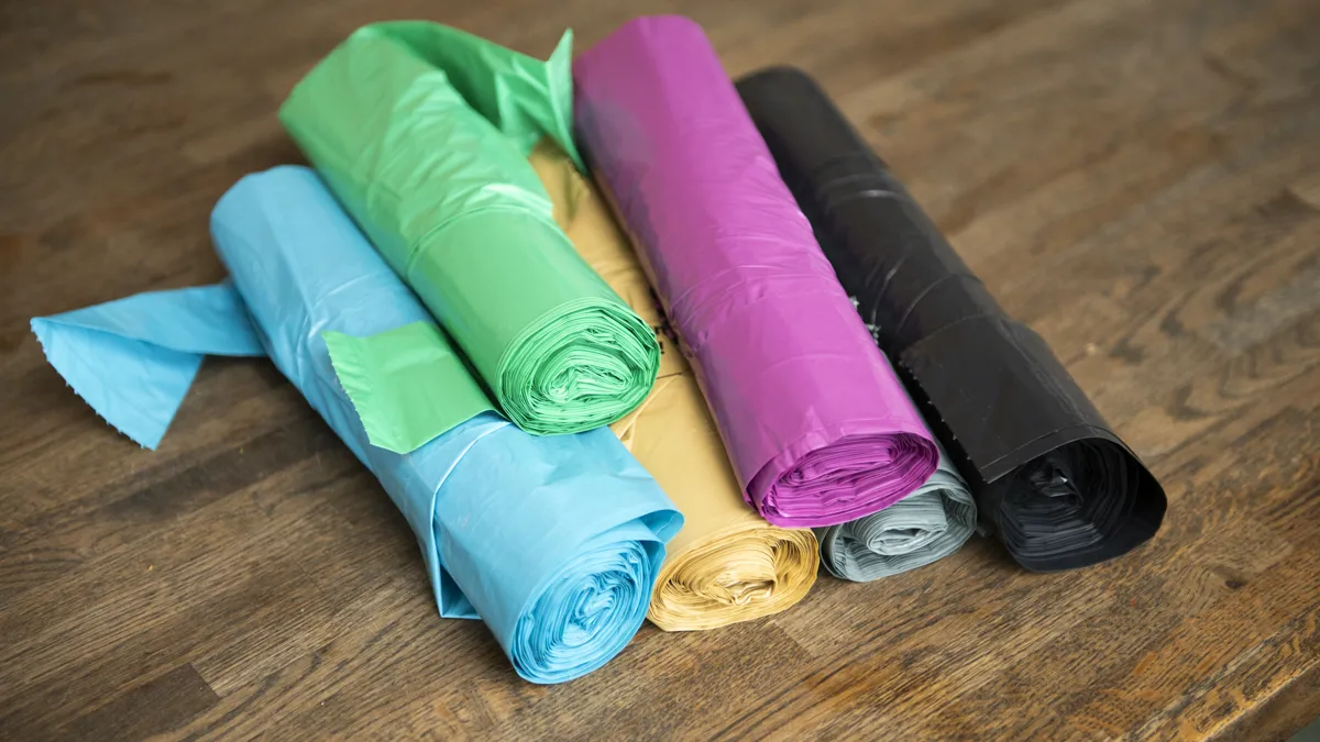 Sex rullar med färgpåsar i varje färg som ingår i färgsorteringssystemet ligger på ett bord.