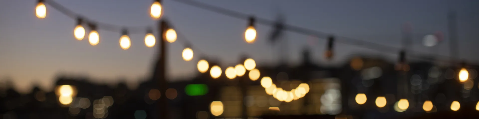 Tänd ljusslinga i skymning.